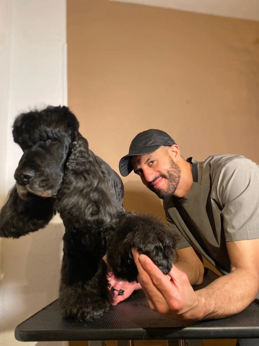 Álvaro sonríe junto al cocker con la cabeza ya perfilada